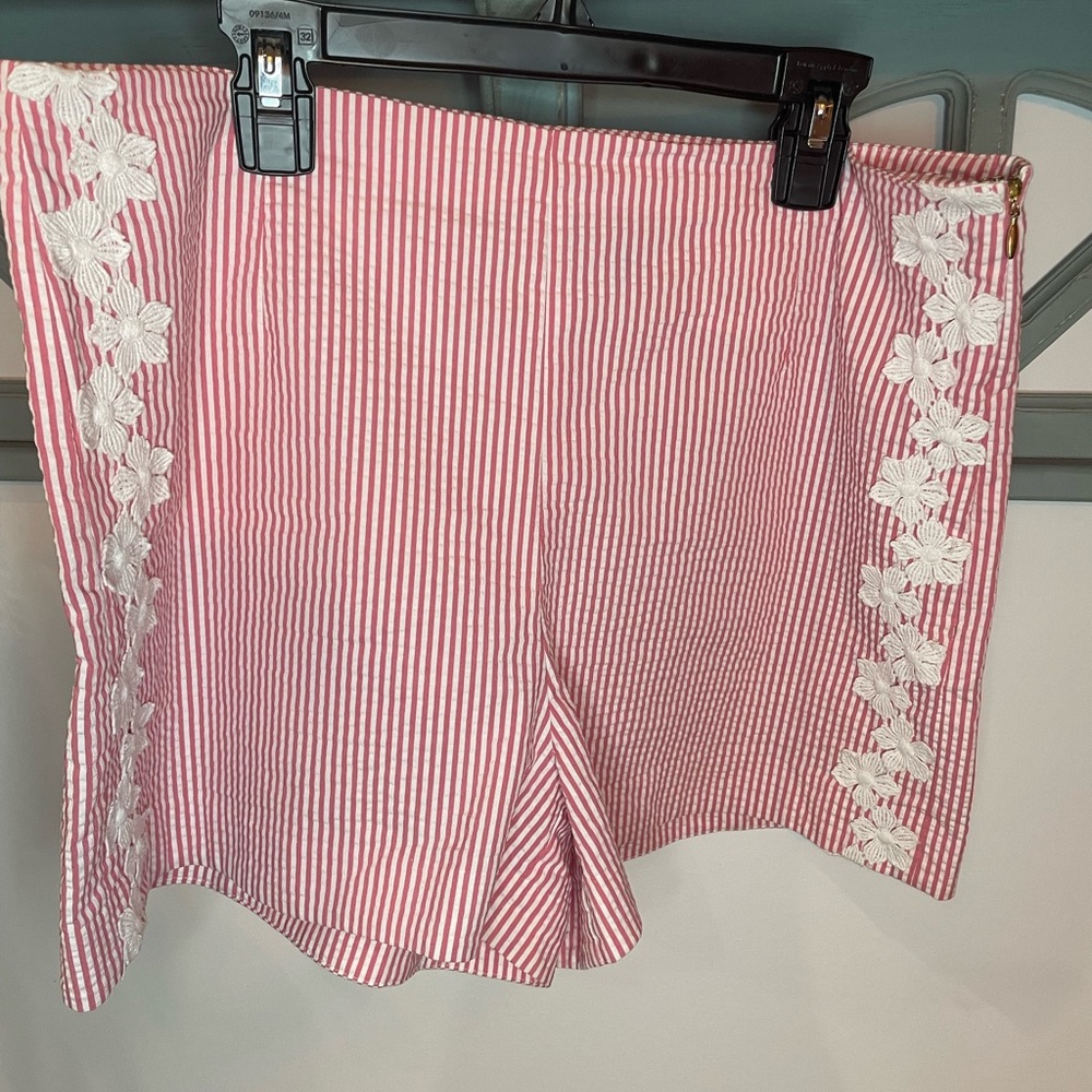 Draper James red and white seersucker women’s size 10 shorts. NWOT